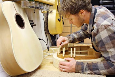 Clase magistral de guitarra y taller con un conocido luthier